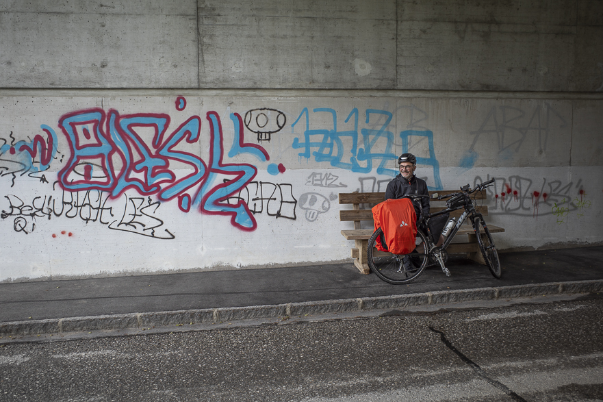 Regenunterschlupf unterm Brückenportal